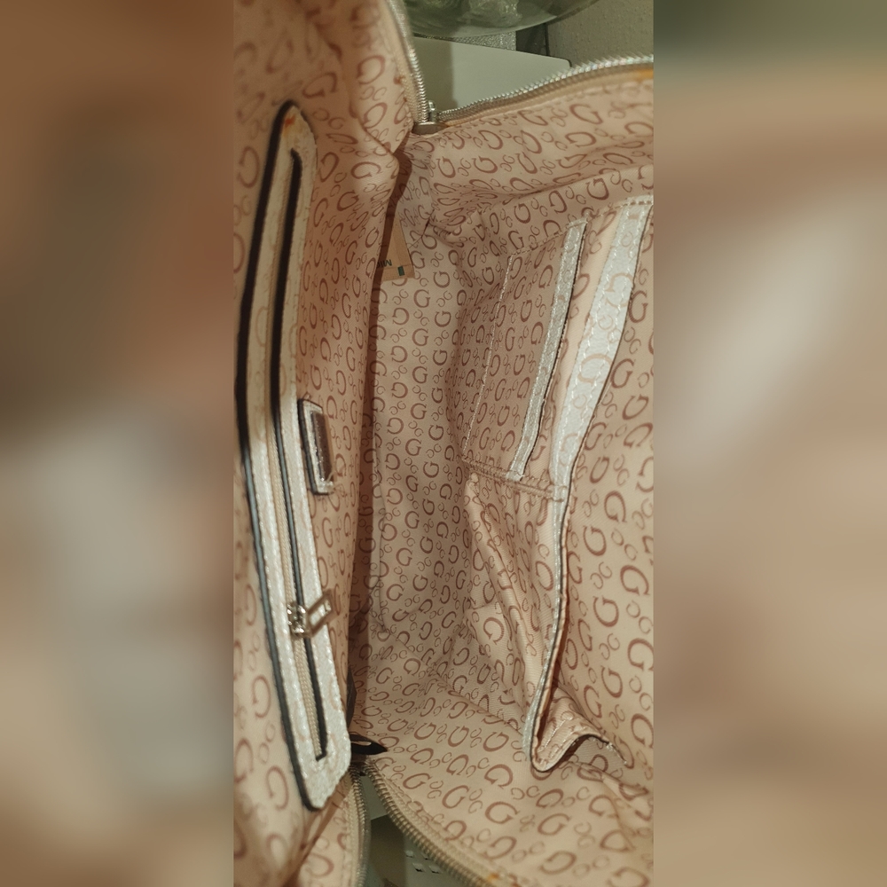 GUESS - Picture 6 of 10